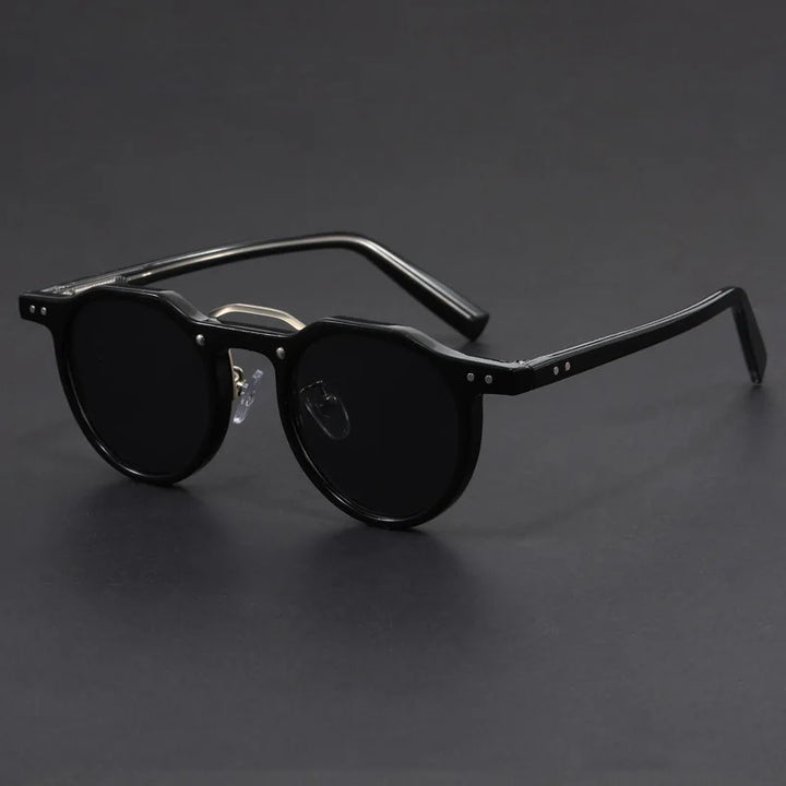 Lightweight unisex round UV400 sunglasses, a classic accessory for fashion-conscious individuals.
