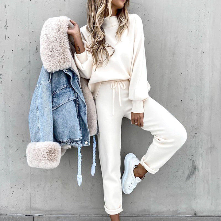 Cozy women's loungewear tracksuit set, featuring a soft sweatshirt and matching joggers, perfect for casual comfort.