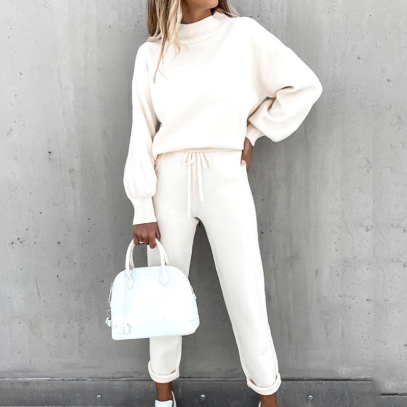 Close-up of the soft texture of the women's cozy loungewear tracksuit, highlighting the quality fabric.