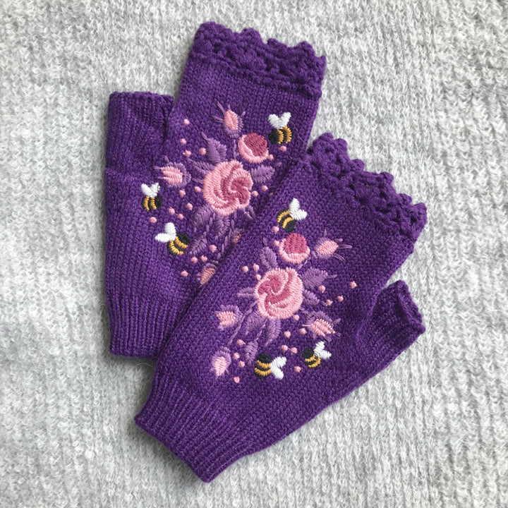 Comfortable women's embroidered winter gloves, elasticized wrist for a snug fit, warm and stylish.