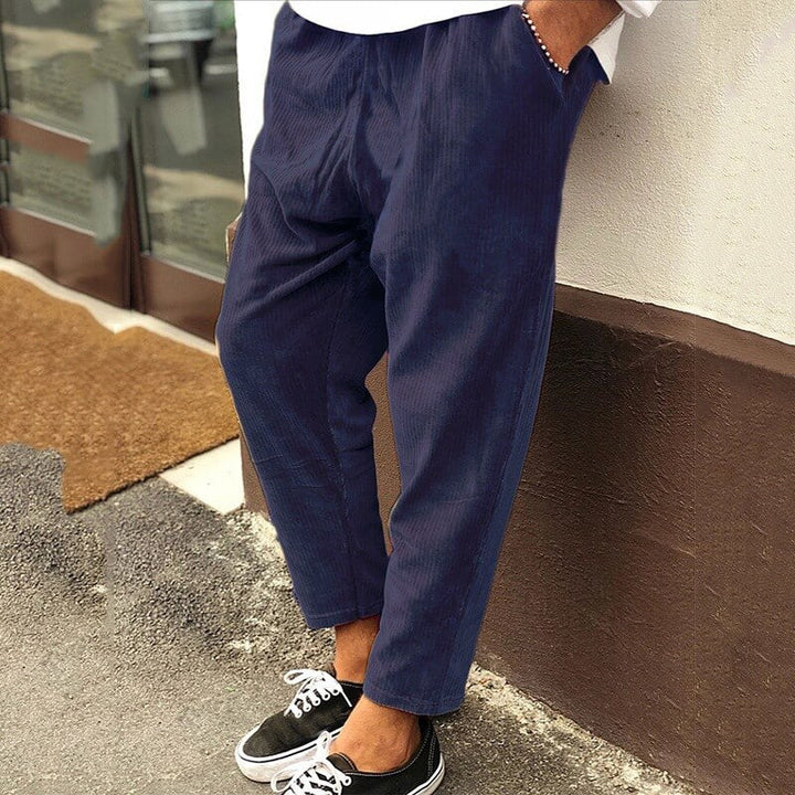Stylish men's corduroy trousers in a versatile relaxed fit, perfect for autumn outfits