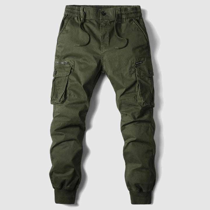 Detail of the elastic waistband on men's comfortable cargo jogger pants, ensuring a secure fit.