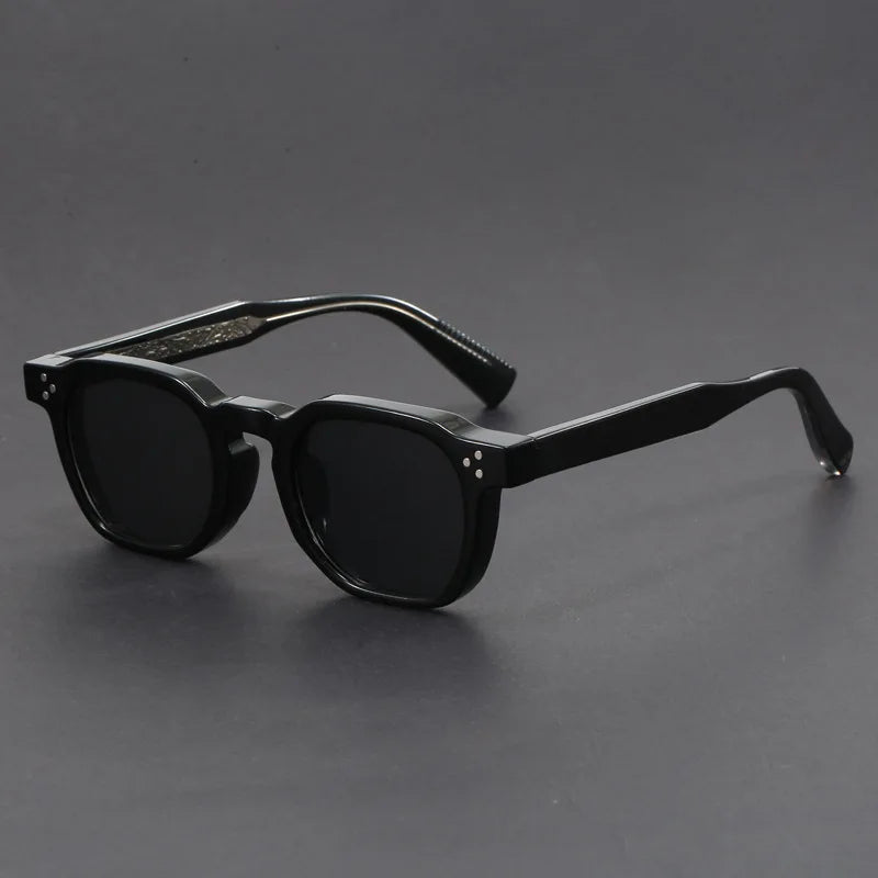 Unisex fashion eyewear: stylish square sunglasses for men and women, bold and contemporary.
