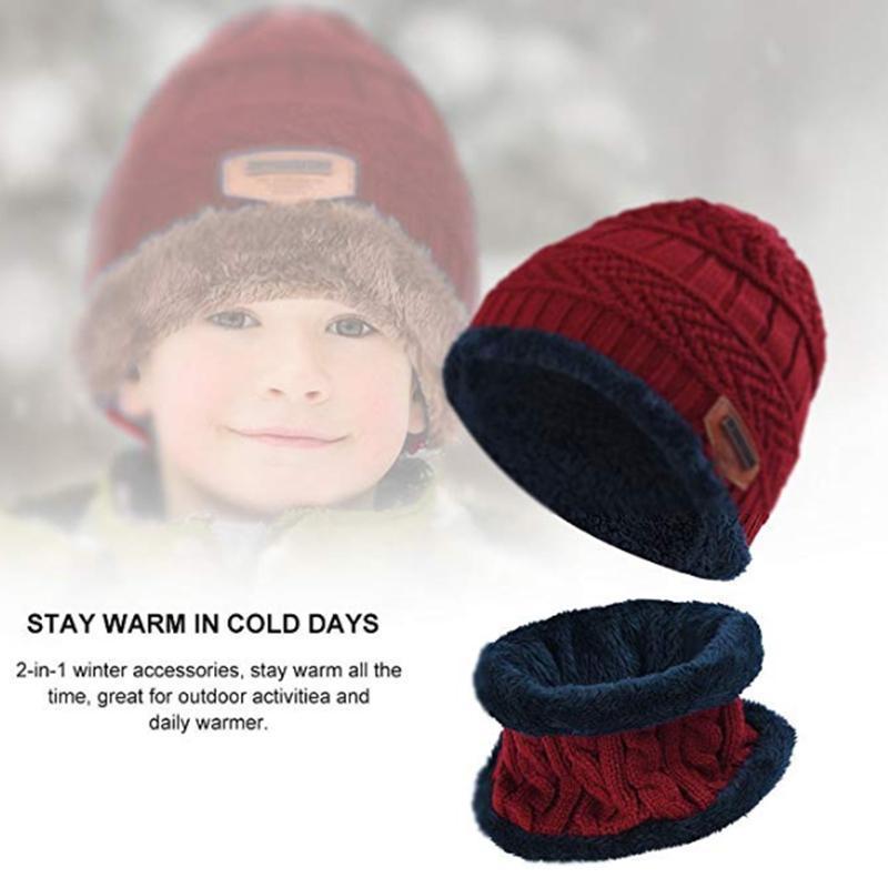Flat lay of the complete unisex winter set, including a knitted beanie and long scarf, essential cold-weather accessories.