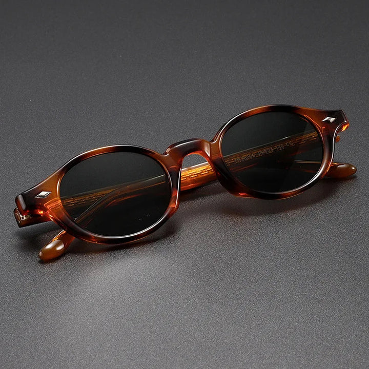 Fashionable round lens sunglasses with a retro design, perfect for women's eyewear.