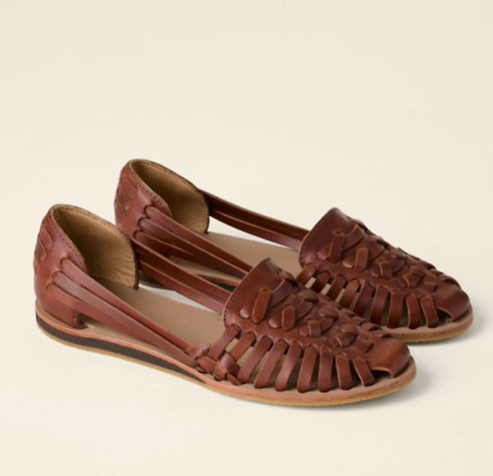 Fashionable women's open-toe flat sandals providing all-day comfort and versatile styling.