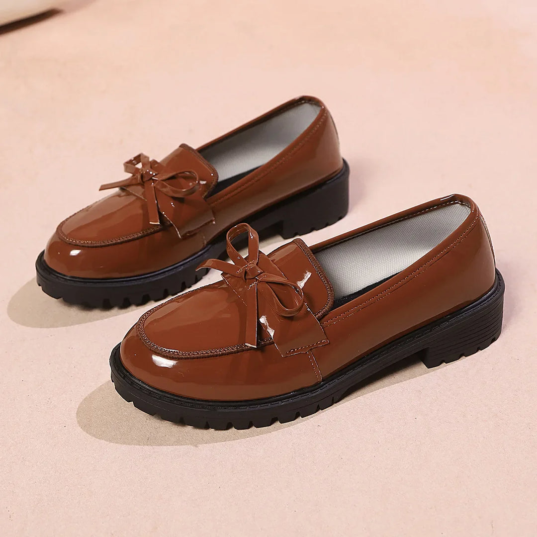 Versatile women's loafers in patent leather, easy slip-on style for any ensemble