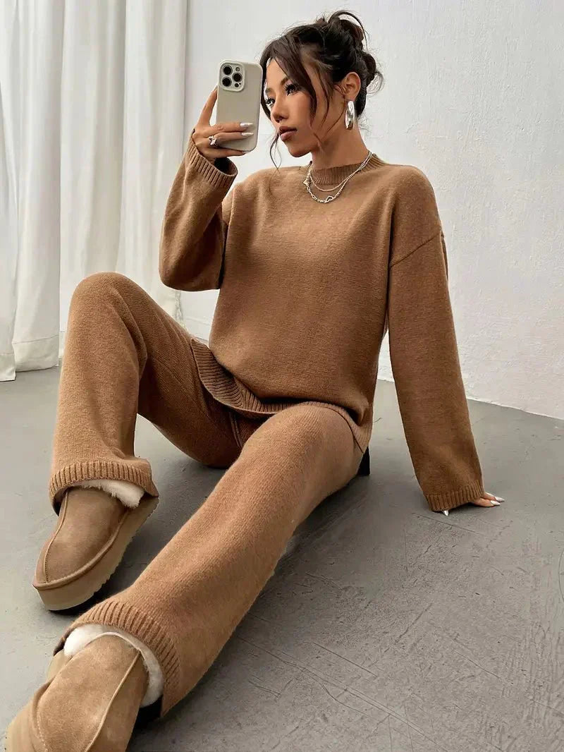 Detail of the waistband on a women's relaxed fit spring set, emphasizing comfort