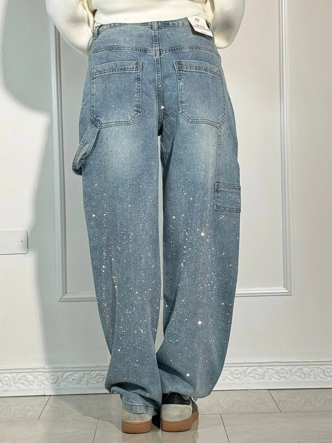 Elegant women's trousers with a wide leg and flowy drape, perfect for spring casual wear.